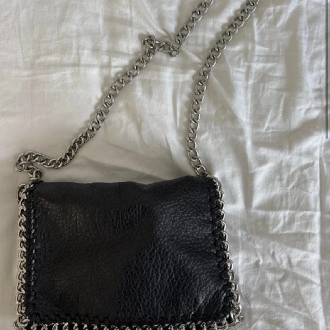 Svart axelväska med kedja från Tiamo