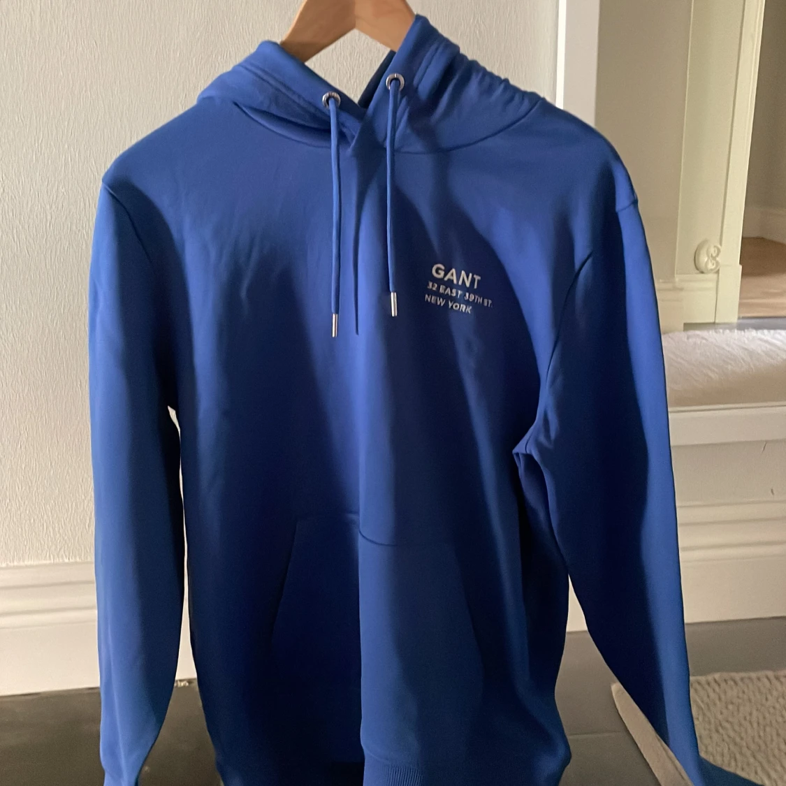 Blå hoodie från GANT med tryck