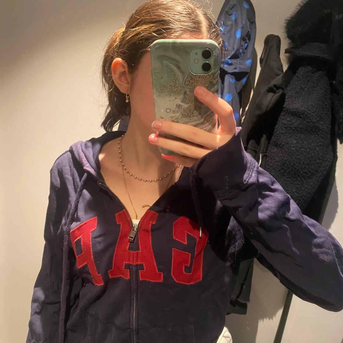 Mörkblå GAP hoodie med röd logga