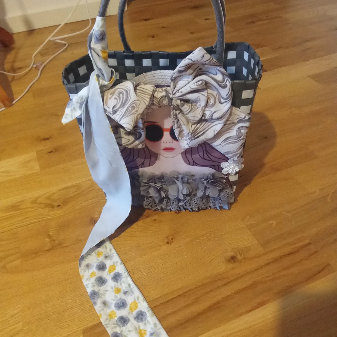 Svartvit shoppingväska med rosett och blommor