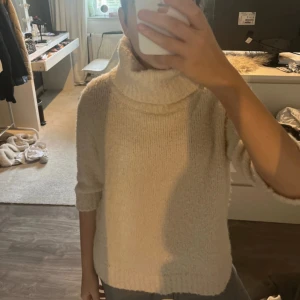 Stickad tröja indiska  - Säljer denna super fina stickade kortärmade polokrage tröjan från indiska (den har inte nopprat utan det ska vara så). Använd typ 2 gånger, så den är i nyskick, köpt för runt 400🙏🏼 Storlek M men passar även xs-s bra!