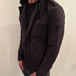 Woolrich jacka  - Hej! Säljer nu denna väldigt snygga och eftertraktade Woolrich Jacka!  Jackan är slutsåld överallt och går inte att få tag på… jackan är perfekt nu till hösten/vintern  Storlek M  Skick 9,5/10  Ny pris: 6000 kr Säljs för: 1499 kr 