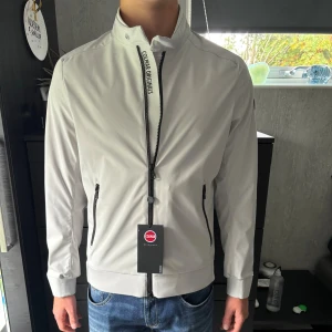 Colmar jacka - Vit/grå Colmar vind/ regnjacka | Storlek S(46) | Nypris 3500 | Skick 10/10 (helt ny) | hör av er vid minsta fråga ✅👍
