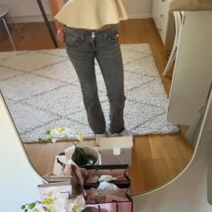 Grå jeans från Gina Tricot, stl 158 - Grå jeans från Gina Tricot i storlek 158. Modellen har raka ben. Upp spretande där nere för jag är ganska lång.