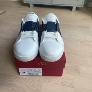 Valentino Garavani Open sneakers  - Snygga Valentino Garavani Open i färgen vit och blå. 