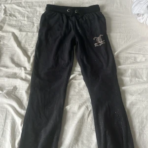 Svart glittrig Juicy Couture sett - Hej, säljer ett juicy couture sett i mycket bra skick. Inte så andvänt eftersom det växte ur mig snabbt. Storlek på tröjan och byxorna är 7/8 år, skriv till mig om ni har fler frågor eller vill ha fler bilder 