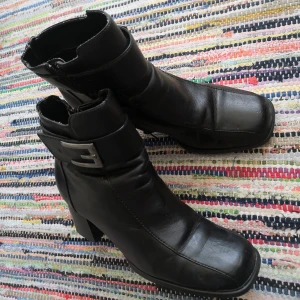Högklackade Läderboots Stl 36,5 Från Italien n  - Made in Italy. Justerbar och fodrade skinn boots med dragkedja på insidan, några små märke på ovanläder, klackhöjd 7cm. Kan hämtas i Norra Stockholm. 