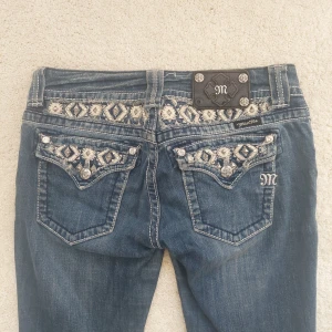 Miss Me blå bootcut jeans - Snygga blå, bootcut jeans från Miss Me. Kontakta innan köp!