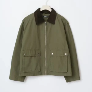 Gina Tricot - Olivgrön jacka med brun krage - Fin jacka från Gina tricot som är använd ett fåtal gånger, det vill säga i nyskick.                                      Om du vill ha fler bilder på jackan så skriv.        Nypris: 699kr 