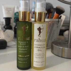 Rahua hårbehandling och olja - Två lyxiga hårprodukter från Rahua: en grön flaska med Founder’s Blend scalp & hair treatment och en ljusgul flaska med Legendary Amazon Oil. 
