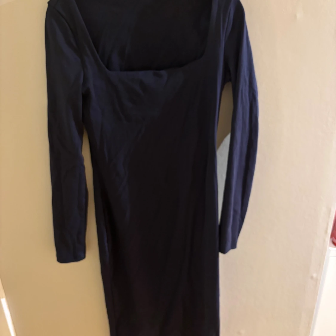 Marinblå långärmad klänning