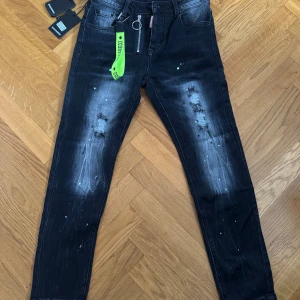 DSQUARED2 Jeans - Helt nya/oanvända Dsquared2 jeans som inte kommer till användning. Mycket bra skick! 