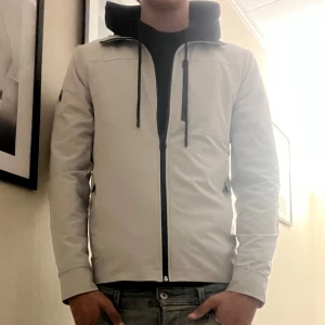 Helly Hansen Wind Breaker - Snygg Windbreaker från Helly Hansen! Iprincip oanvänd! Nypris 2000kr Pris kan diskuteras!