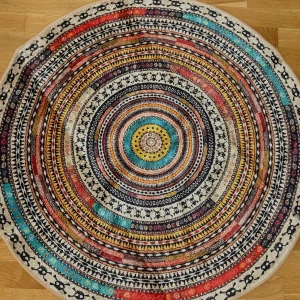 Mönster matta - Jätte fin rund matta som aldrig är använd. Radie ~49cm. Säljs för 100kr, pris kan diskuteras(: 