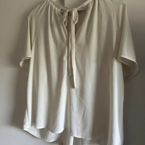 Vit blus  - Vit blus från HM. Går att använda åt båda hållen. Storlek M💕