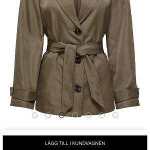 Mörkbrun trenchcoat  - Säljer min mörkbruna trenchcoat då den är för stor för mig, storlek M! Helt ny och prislappen på, ställ gärna frågor💕