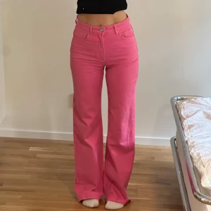 Rosa  jeans från Gina tricot - Snygga rosa jeans från Gina tricot i modellen Perfect jeans.