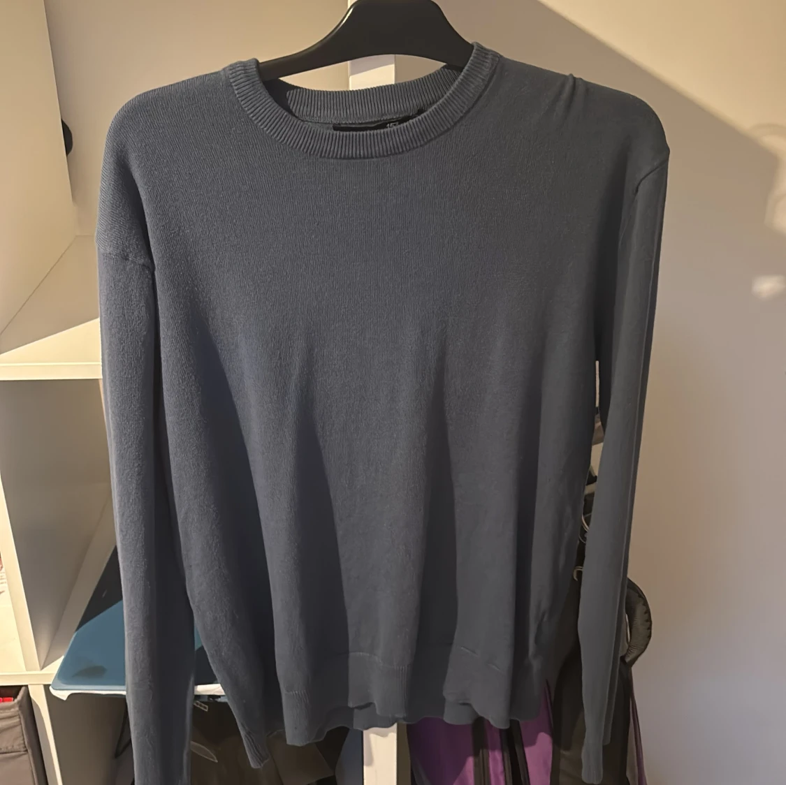 Mörkblå stickad tröja med rund hals - 1