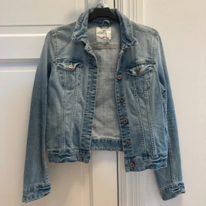 Jeansjacka - Jeansjacka från H&M. Enkel att styla till olika outfits🦋Slitage på ena axeln, se bild. Inget som stör funktionen. Storlek EU 40 (som M)