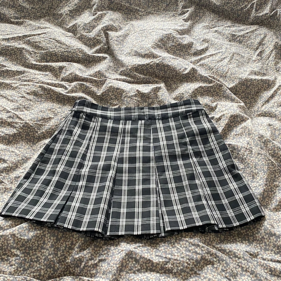 Svartvit rutig plisserad minikjol - 1