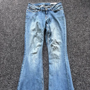Bootcut jeans från Vero Moda - Ljusblå bootcut jeans från Vero Moda. Jeansen har normal passform och är tillverkade i mjukt denimtyg med orangea kontrastsömm. Köpta för 550kr (pris kan diskuteras)