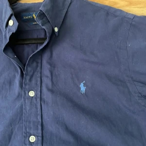 Mörkblå skjorta från Ralph Lauren - Mörkblå raffe skjorta | Stl M nypris över 1000kr