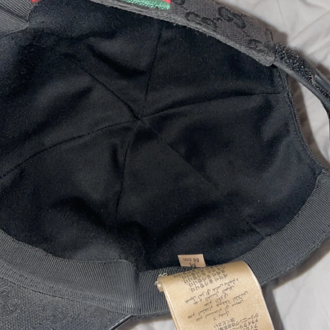 Svart keps från Gucci med logomönster - 2