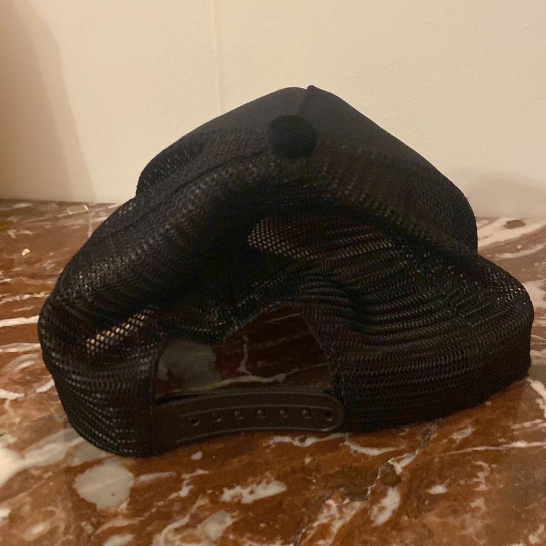 Svart truckerkeps med pokerbild - 1