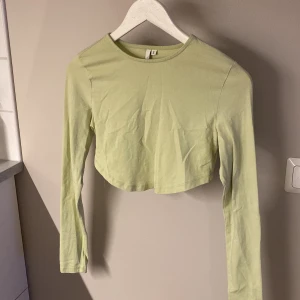 Ljusgrön croppad långärmad topp NLY Trend S - Säljer en ljusgrön croppad långärmad topp från NLY Trend. Toppen har rund halsringning och är tillverkad i mjuk bomullsmix med lite stretch för en bekväm passform.