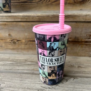 Taylor Swift The Eras Tour  - En Taylor Swift The Eras Tour mugg,Med tillhörande lock och sugrör i plast. Perfekt för fredagsmyset eller för dig som är ett stort Taylor Swift fan. 