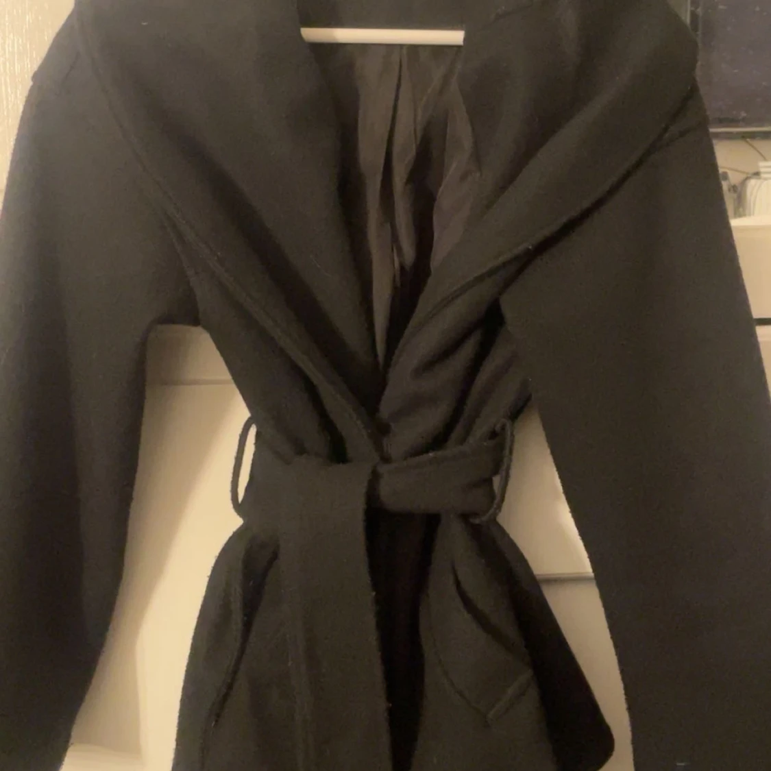 Svart kappa med knytning från Gina Tricot - 1