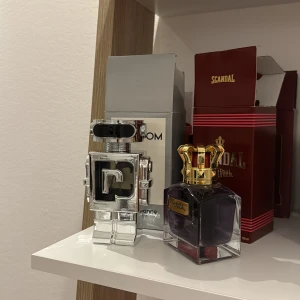 Paco Rabanne Phantom & Scandal Parfym en för 699kr båda 1119kr - Två parfymer: Paco Rabanne Phantom i en futuristisk silverfärgad robotflaska och Jean Paul Gaultier Scandal i en mörk glasflaska med guldig krona. Båda med originalkartonger, snygga och unika flaskor som sticker ut i parfymhyllan.