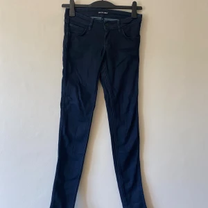 Levi’s jeans  - Säljer dessa jeans från Levi’s Line 8. Pris: 200kr eller bud. Material: Bomull, elastan och polyester. Fint skick, kan behöva en tvätt pga legat i flyttkartonger. Finns att hämta i Göteborg. Storlek: W26 L32. Djur och rökfritt hem. 