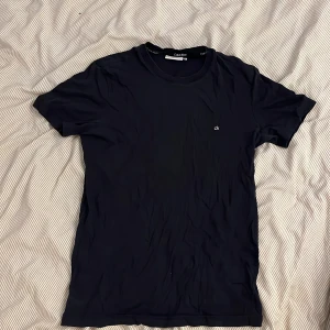 Svart t-shirt från Calvin Klein - Mörk blå äkta Calvin Klein T-shirt men CK märke på bröstet 