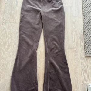 Bruna manchesterbyxor bootcut - Snygga bruna manchesterbyxor med bootcut-snitt. Byxorna har en mjuk och skön känsla tack vare manchestermaterialet och passar perfekt för dig som gillar retrovibbar och vill sticka ut med en cool siluett.