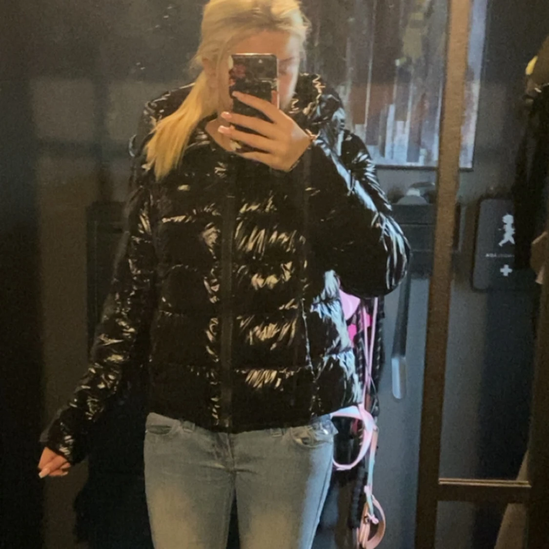 Svart glansig pufferjacka med huva