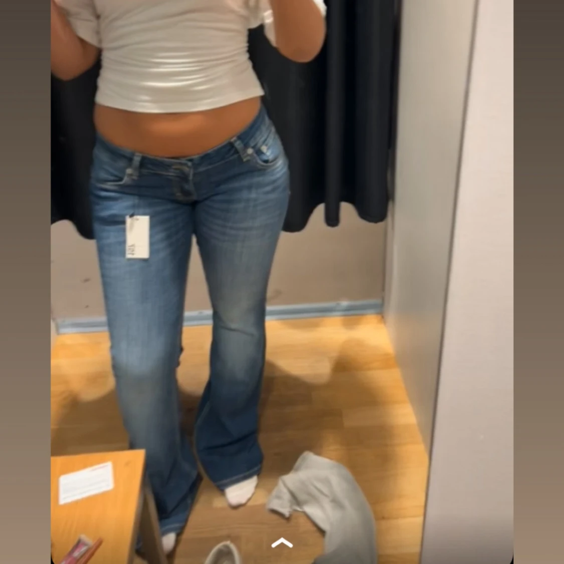 Blå bootcut jeans låg midja