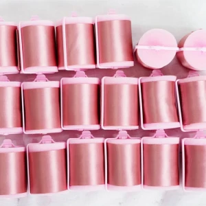 Silkespapiljotter - Säljer ett litet paket med rosa hårspolar från mitt gamla UF företag SilknCare, 12 stycken papiljotter och i färgen gammelrosa!  Perfekta för att skapa volym och lockar utan värme. Kommer i en fin rosa förpackning. Självklart helt oanvända! 