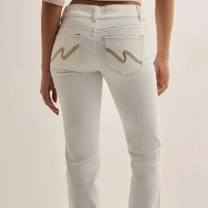 Vita bootcut jeans - Vita jeans från Nelly som är slutsålda på hemsidan! Helt oanvända eld prislappen kvar💞