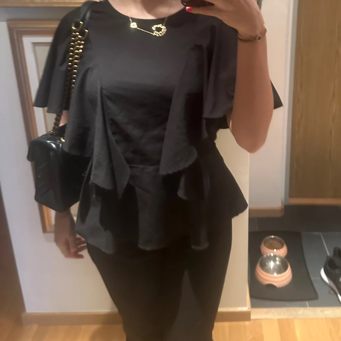 Svart volangblus med vida ärmar - 1