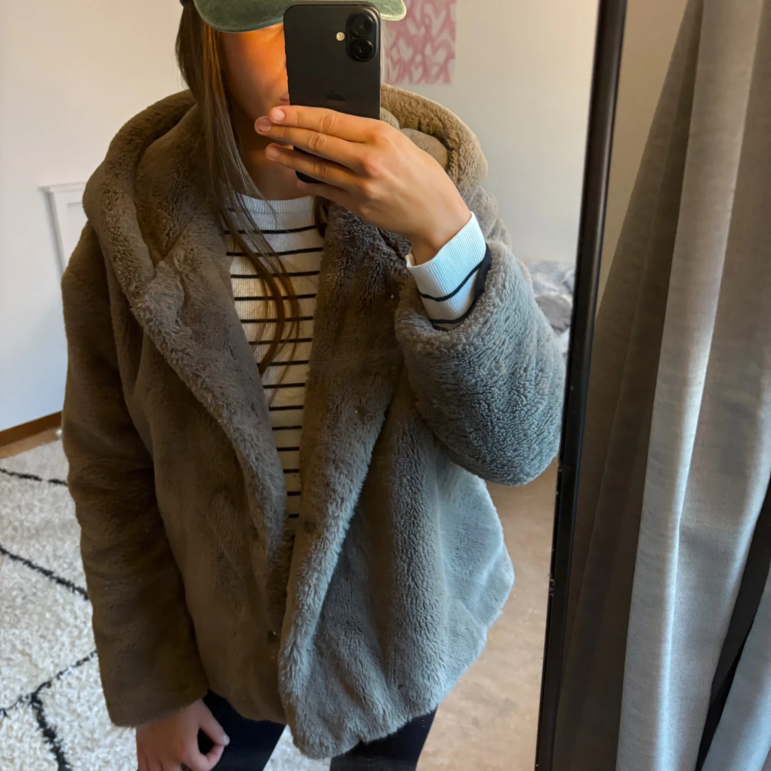 Beige pälsjacka med huva - 2