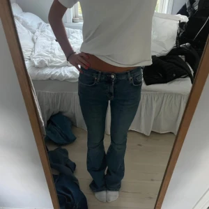 Blå bootcut jeans från Levis - Snygga blå jeans från Gina Tricot med bootcut passform och låg midja. 