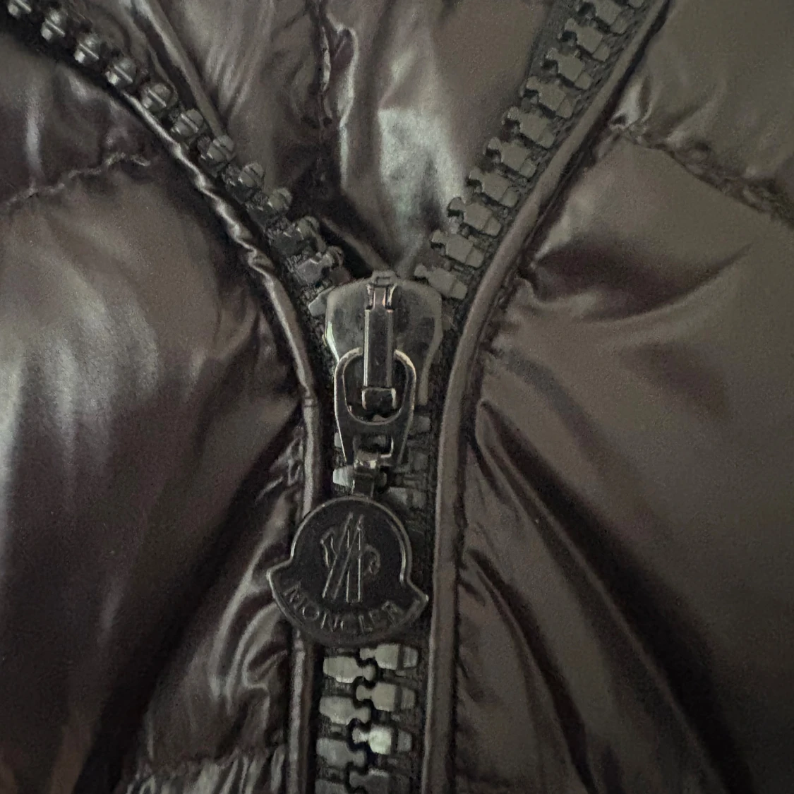 Svart Moncler dunjacka med päls - 4