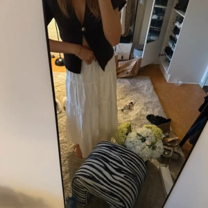 Vit maxikjol - Säljer denna superfina vita långa maxikjolen perfekt nu även till sensommar/höst🤍