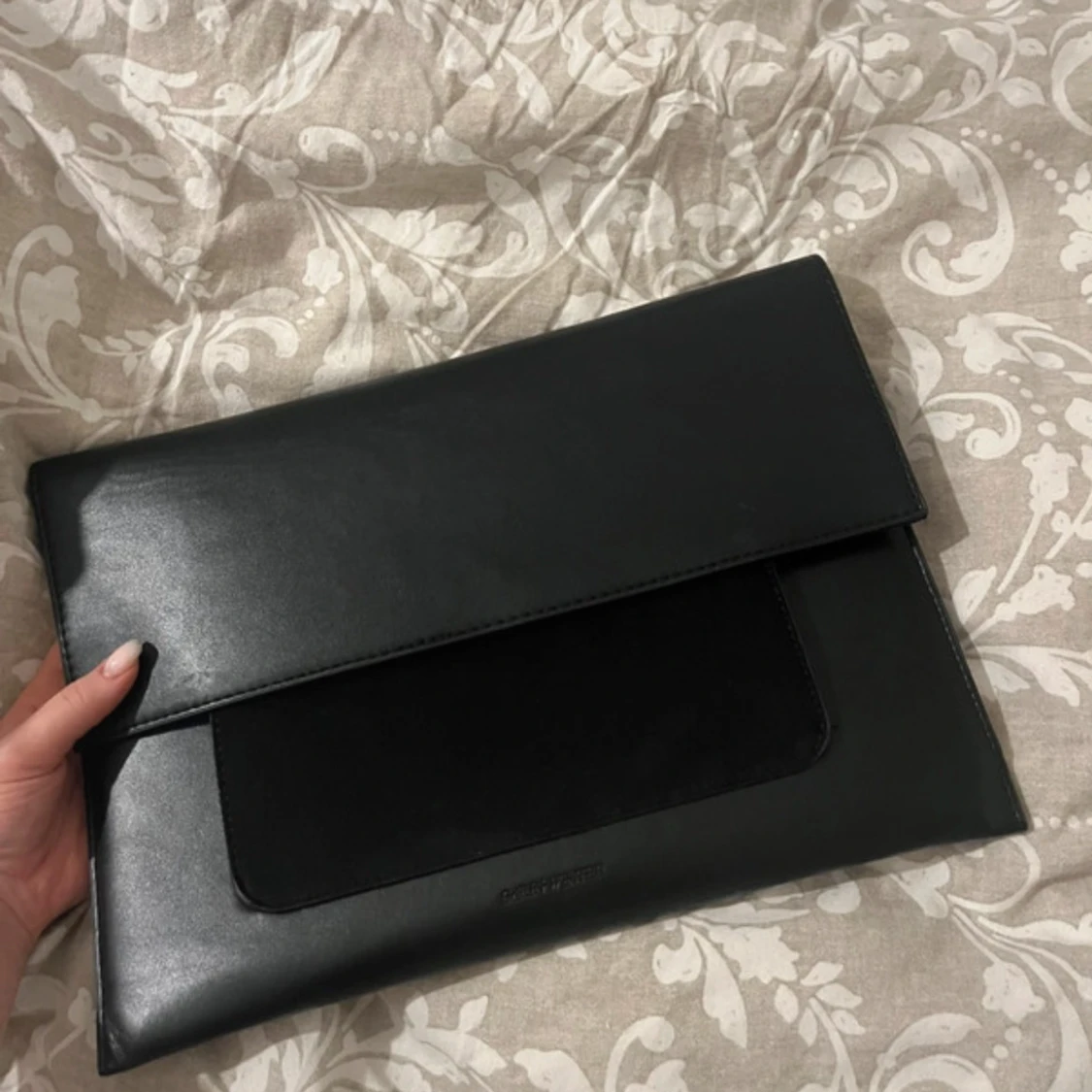 Svart dator/ kuvert Väsk från Carin Wester