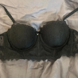 korsett/bh - Använt nån gång bara men har för många så därför säljer jag den här😊kommer såklart tvätta den innan jag postar!