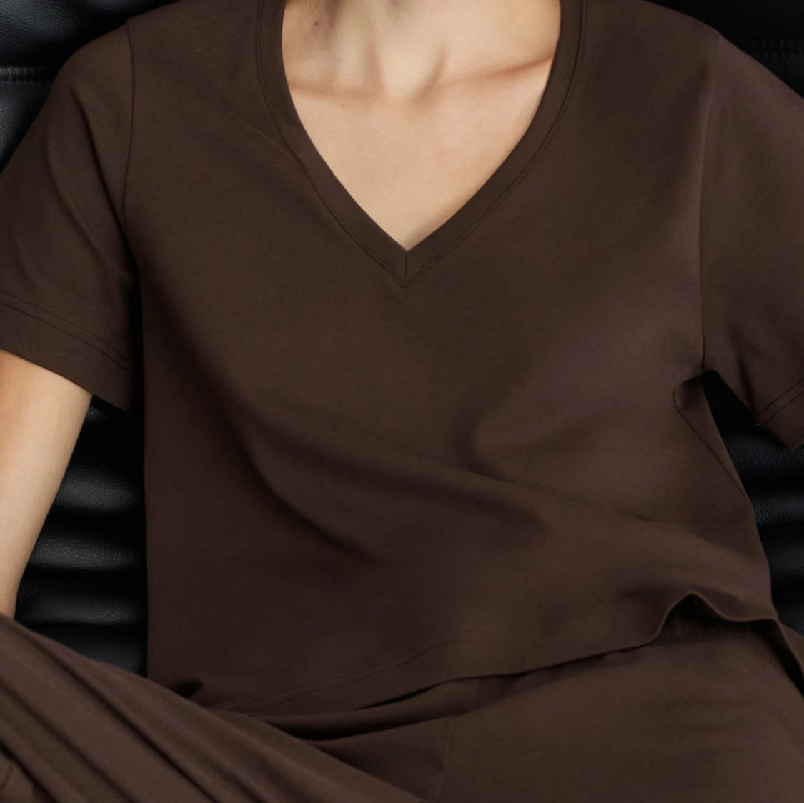 Brun v-ringad t-shirt i bomull m matchande byxor 