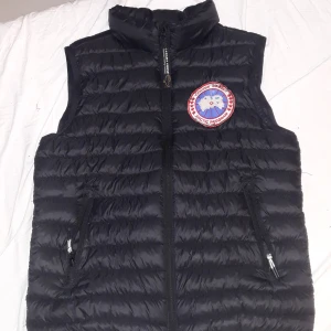 Canada goose väst - Här har vi ek skön canada goose väst för sommar eller höst! Stolek xs killar!