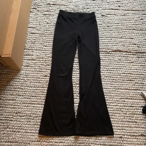 Svarta bootcut byxor Gina Tricot XS - Svarta bootcut byxor från Gina Tricot i storlek XS. Byxorna är gjorda i ett stretchigt material som sitter snyggt och bekvämt. Perfekta om du gillar en klassisk och mer naturell look med lite utsvängda ben.