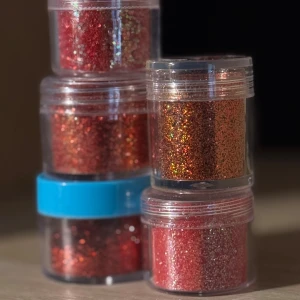 5 pack glitter till naglar  - 5 burkar med löst glitter i röda och kopparfärgade nyanser, perfekt för att skapa glittrande naglar. Burken på blått lock är halvfullt! Burkarna kan ha repor och lite damm  pga att ha legat bland andra produkter och märkta med något nummer, men det är inga problem med produkterna. 